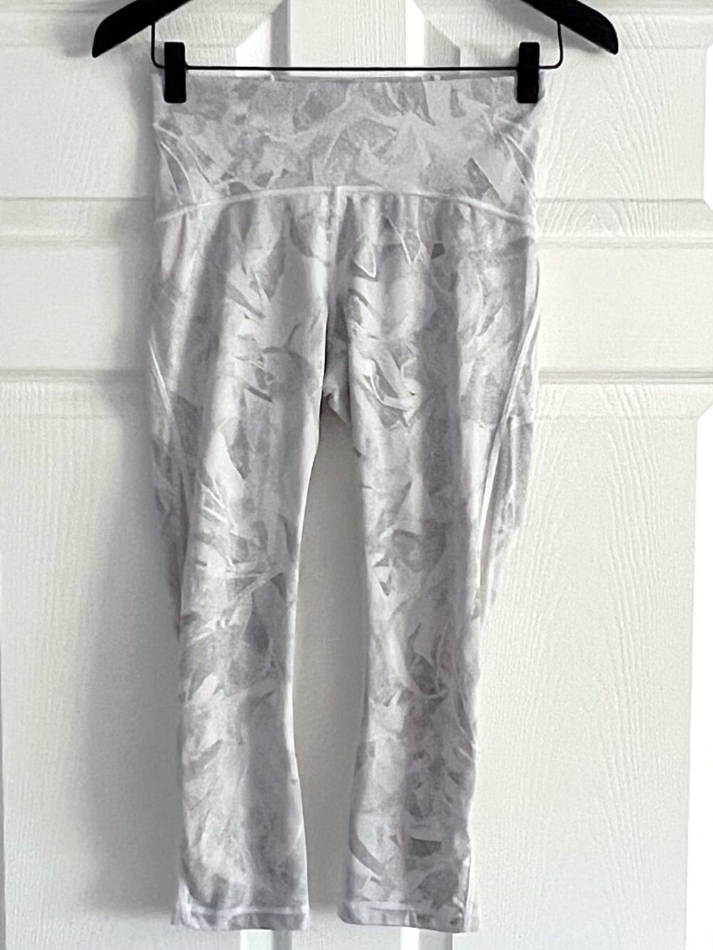lululemon Train Times Crop 21" Leggings Women's Size 6 White Gray Floral